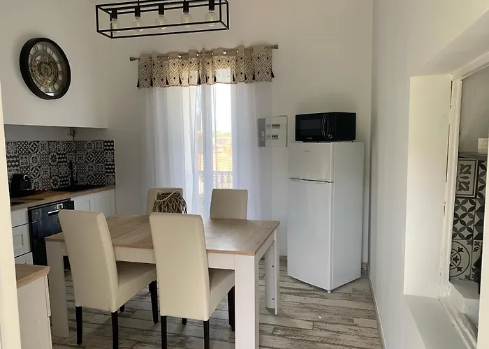 Les Dahlias 4 Personnes Jacuzzi Barbecue Jardin Arbore Climatise Апартаменти