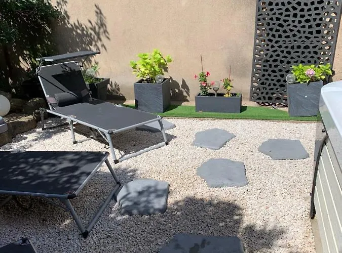 Les Dahlias 4 Personnes Jacuzzi Barbecue Jardin Arboré Climatisé Appartement